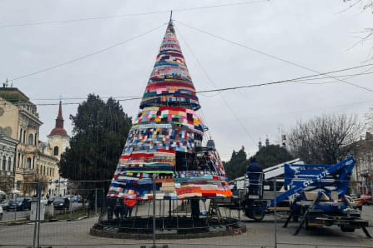 Târgu Mureș se mândrește anul acesta cu cel mai controversat brad de Crăciun din țară