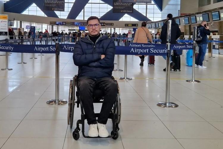 Unui fost rugbist, imobilizat în scaun cu rotile, nu i s-a permis îmbarcarea în avionul care trebuia să-l aducă la Cluj. Ce zice compania - VIDEO