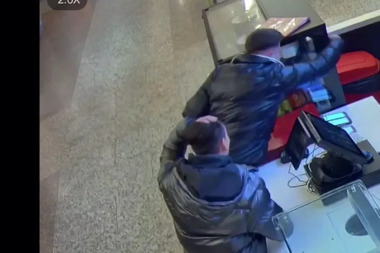 Cum încearcă doi tineri să fure produse dintr-un stand de la Iulius Mall - VIDEO