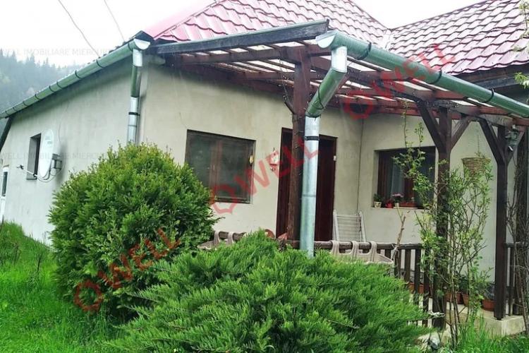 Într-o localitate din România o casă cu 4 camere, fântână în curte și teren de 2.000 metri pătrați costă 7.000 de euro