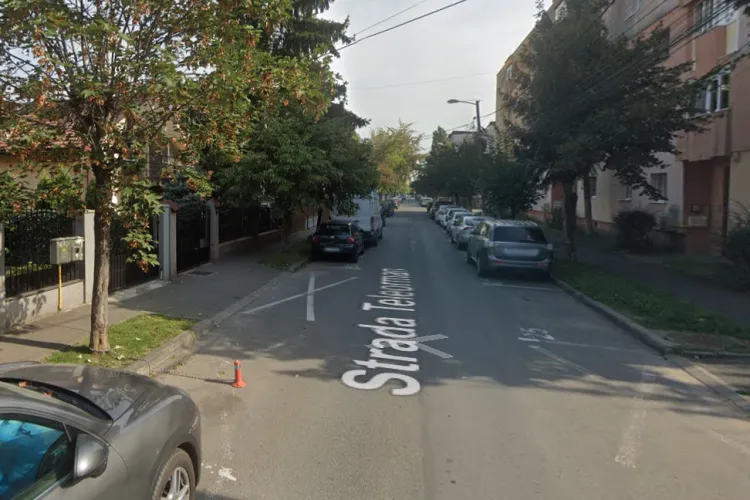 Un clujean plătește Primăriei parcarea degeaba, din cauza unui copac care stă să cadă de un an: ,,Nu mai pot parca/ Risc să îmi lovesc mașina”