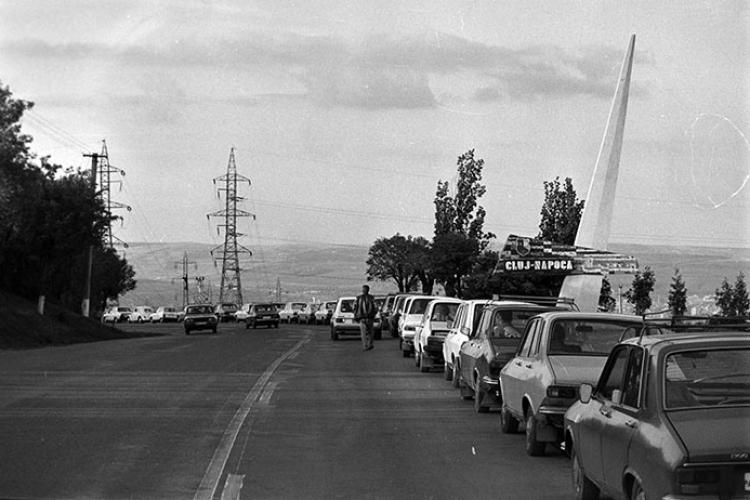 Așa arăta o ”coadă” la benzină pe Calea Turzii, acum 34 de ani. Cei care au dor de comunism să citească aceste rânduri - FOTO 
