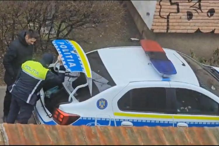 Doi polițiști din Cluj, filmați în timp ce își împărțeau petarde chiar din portbagajul  unei autospeciale. Unul dintre ei era în timpul programului