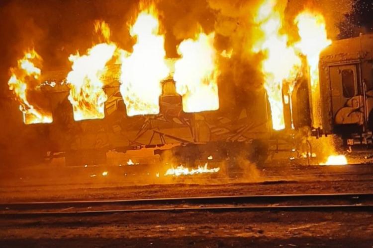 Două vagoane au luat foc în Gara Cluj! O persoană a primit îngrijiri medicale - VIDEO