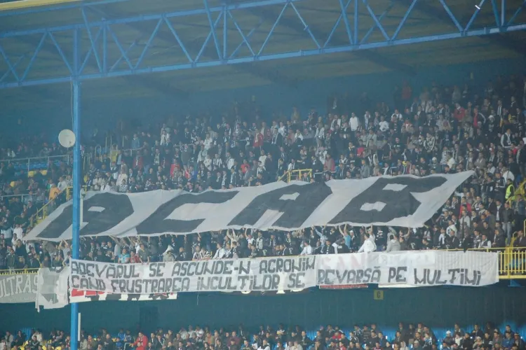 Suporterii Universității Cluj, strânși la colț de Jandarmeria Română: „Peluza a primit interdicții pentru un meci în care nici măcar nu juca U”