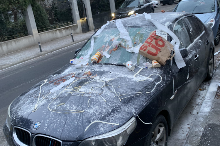Un BMW parcat în Cluj-Napoca a fost atacat cu mâncare de la McDonalds: ”A blocat o cale de acces” - FOTO