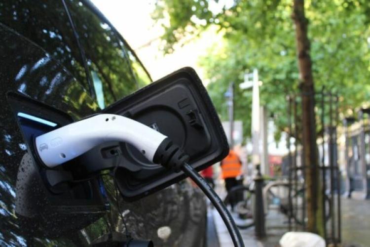 „De ce vă bateți joc de cei cu mașini electrice?”. Șoferii din Cluj se plâng că Primăria a instalat stațiile de încărcare „doar de frumusețe”