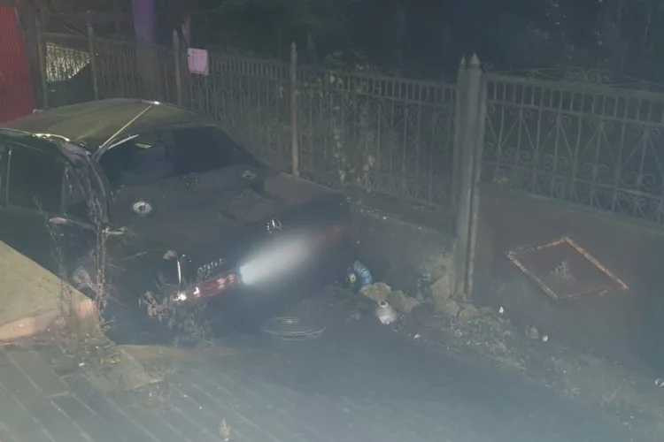  Un șofer a ,,zburat” cu mașina direct într-un șanț, în Dej. A avariat o conductă de gaze - FOTO