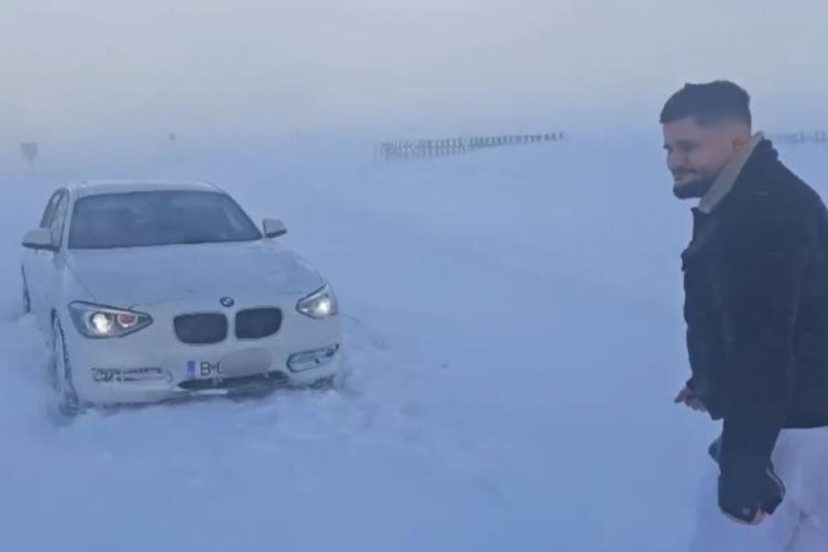 Un șofer cu BMW a rămas înzăpezit pe Transalpina, ignorând toate interdicțiile și vremea. Amenda a fost uriașă - VIDEO