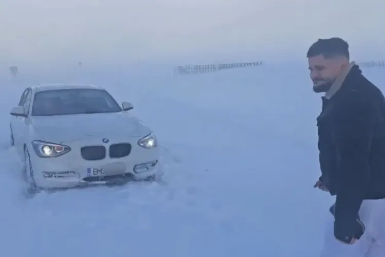 Un șofer cu BMW a rămas înzăpezit pe Transalpina, ignorând toate interdicțiile și vremea. Amenda a fost uriașă - VIDEO