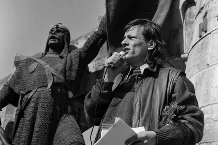 Povestea eroului-simbol al Revoluţiei de la Cluj. S-a pus în fața militarilor cu pieptul dezgolit și curaj nebun