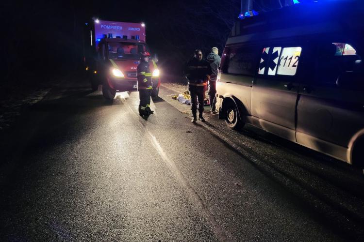 Şase persoane, între care doi copii, transportate la spital după ce maşina în care se aflau a intrat într-un stâlp, în Cluj - FOTO