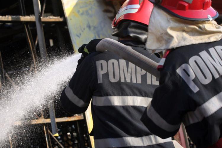 Incendiu la un depozit din Turda! Au luat foc mai multe materiale de plastic 