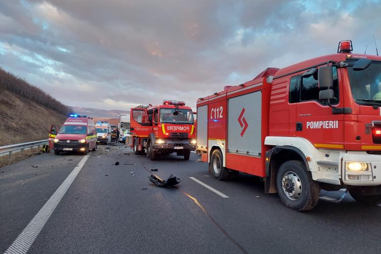 FOTO/VIDEO. Accident teribil pe Autostrada Transilvania! Un bărbat a murit în urma ciocnirii violente dintre un camion și un autoturism