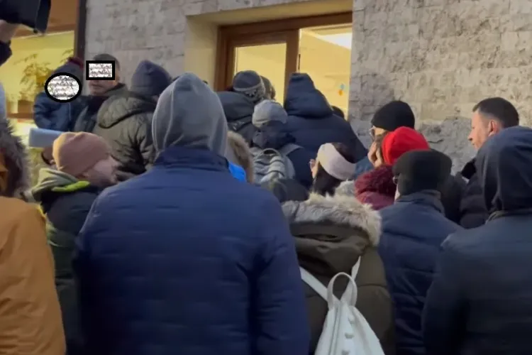 Cluj - Un părinte a intrat fără jenă cu copilul în față la coada pentru un loc de parcare. Ce reacție are deputata din Cluj care a inițiat legea