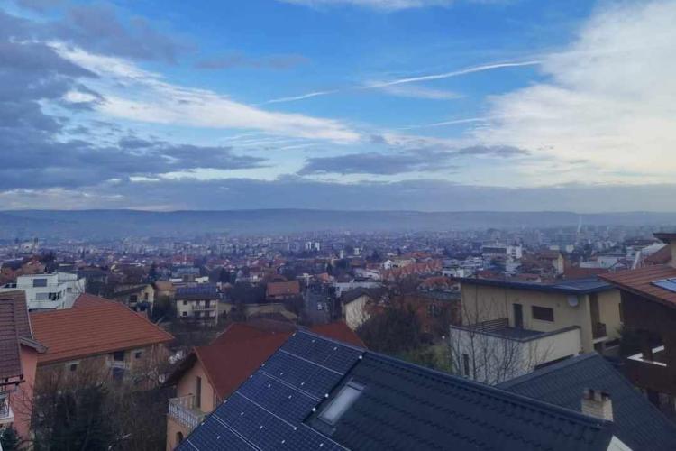 Clujul, un oraș sufocat din cauza poluării: Platformele înregistrează concentrații crescute de particule PM2.5 și PM10 luni dimineață! 