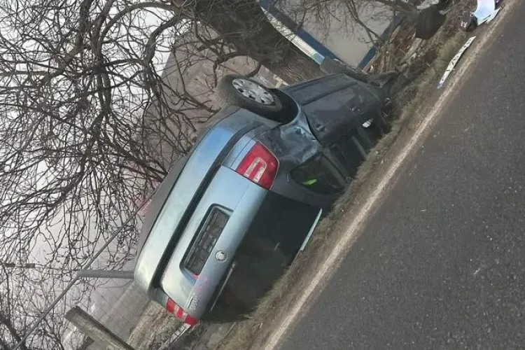 Cluj: Mașină răsturnată în Jucu! Au intervenit pompierii - FOTO