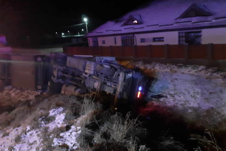 ACCIDENT în Negreni, Cluj! Un TIR a ajuns într-un șanț - FOTO