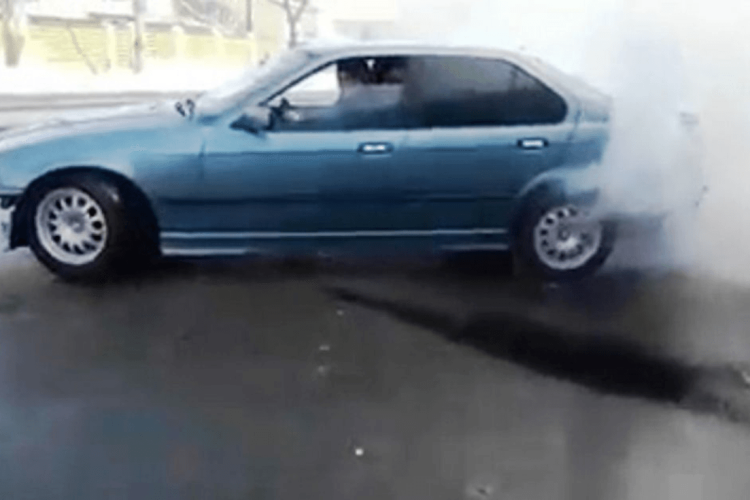 Cluj - Șofer amendat pentru că făcea derapaje controlate în parcarea unui supermarket