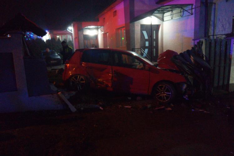 Accident în Dej, pe strada Șomcutului! O șoferiță a intrat cu mașina într-un gard
