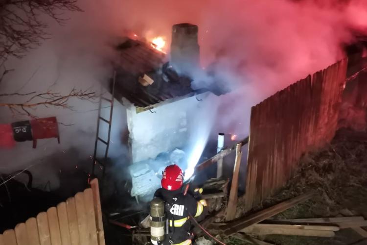 Incendiu la o casă din Valea Fânațelor, Cluj. Totul ar fi pornit de la priză defectă - VIDEO 