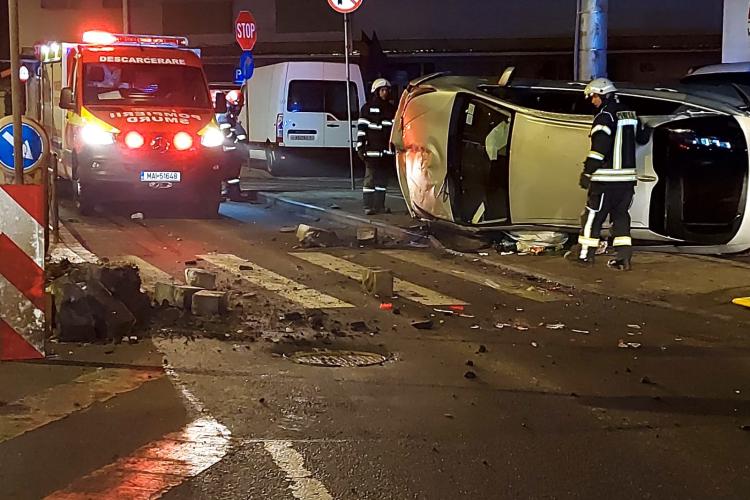 Mașină răsturnată pe strada Oașului din Cluj-Napoca. Șoferul a ajuns la spital - FOTO