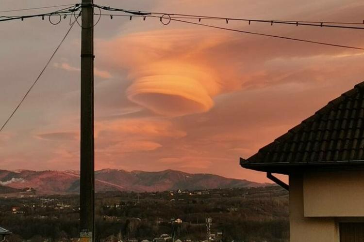 Un nor OZN i-a înspăimântat pe locuitorii din Câmpulung Muscel. Imaginea a creat isterie FOTO și VIDEO