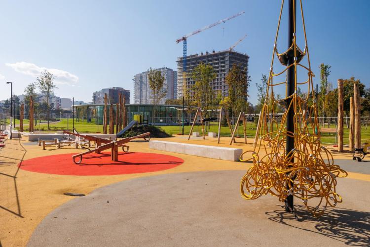 Parcul Feroviarilor nu se ridică la așteptările familiilor cu copii: „Tipic clujean, zeci de metri de granit/Spațiu pentru joacă mic”