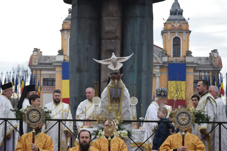 Mii de clujeni au participat la slujba de Bobotează, în Piața Avram Iancu. Au fost pregătite 20.000 de sticle cu apă sfințită - FOTO