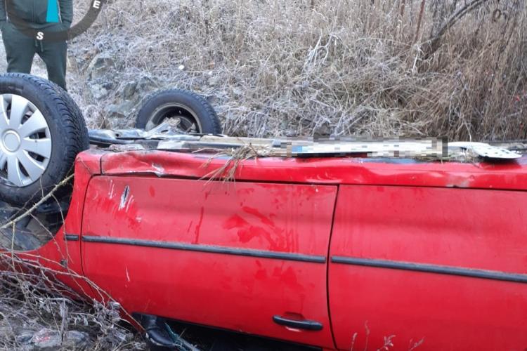 O mașină s-a răsturnat în Băișoara, Cluj! Două femei sunt evaluate de către echipajele medicale