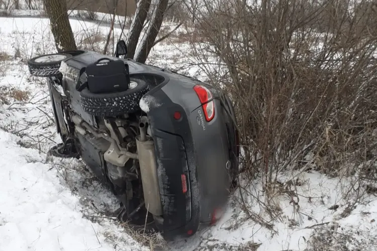 Doi bătrâni de 70 de ani s-au răsturnat cu mașina la Cluj