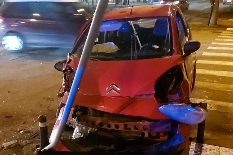 Accident în cartierul Grigorescu din Cluj-Napoca! Un BMW și o mașină de la o firmă de livrări s-au făcut praf în urma impactului - FOTO