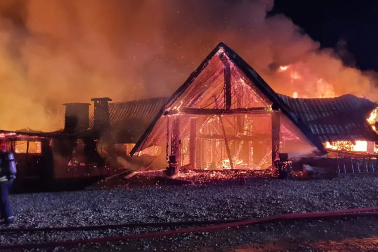 Incendiu masiv la o pensiune turistică: Cinci persoane au fost găsite carbonizate, printre care și un copil. Alte trei sunt de negăsit 