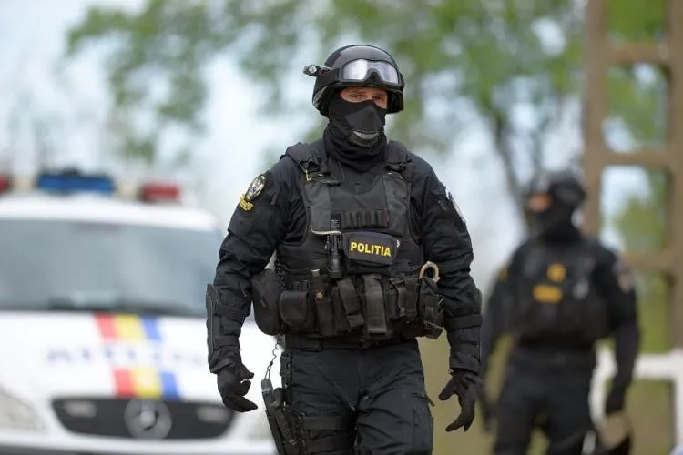 PERCHEZIȚII în Cluj și Maramureș la traficanții de substanțe interzise! Polițiștii au ridicat 1000 de plicuri - FOTO