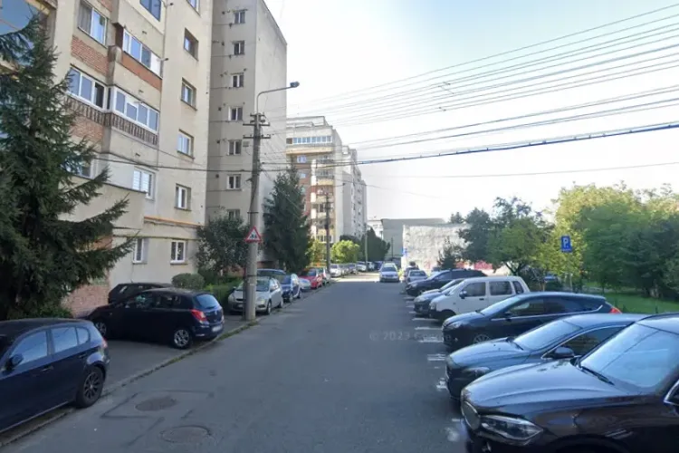 Un clujean, sătul de traficul produs de părinții care își duc copiii cu mașina la școală, cere Primăriei să închidă drumul: ,,Zilnic se produc ambuteiaje”