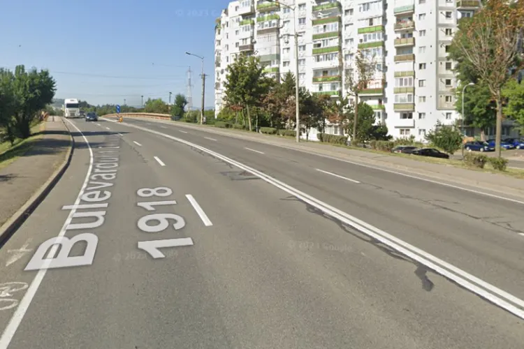 Clujenii reclamă că drumul e atât de rău încât nu pot dormi din cauza mașinilor care trec peste gropi: ,,Îl reparați superficial lună de lună”