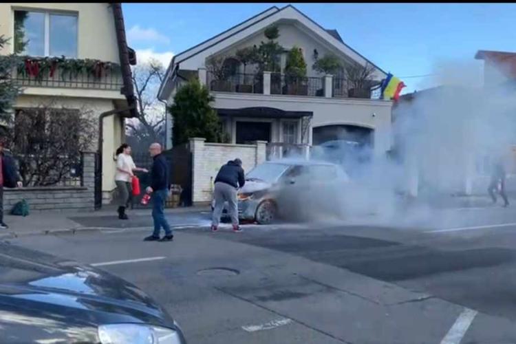 Mașină cuprinsă de flăcări pe o stradă din Cluj-Napoca! Intervin pompierii - VIDEO 
