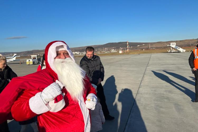 Moș Crăciun a venit pe Aeroportul Cluj, iar colindătorii au cântat colinde în ultimele zile - FOTO și VIDEO