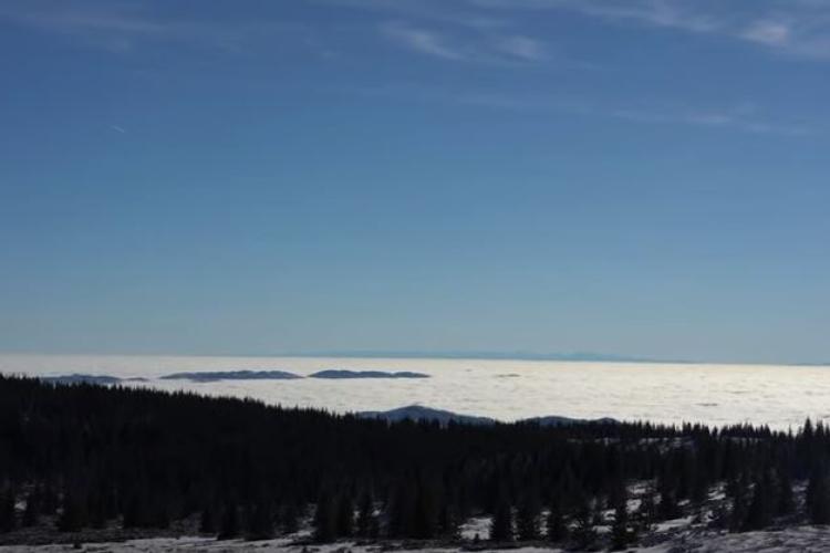 Munții Făgăraș văzuți din Cluj, din masivul Muntele Mare, de la 350 de km distanță