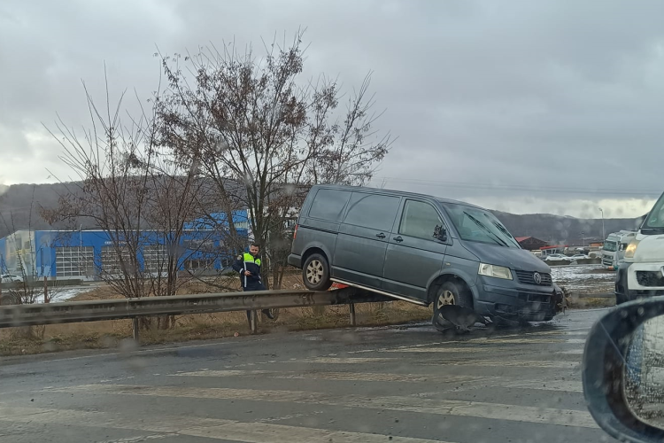 ”N-are voie sa parcheze acolo…” - Șofer luat la mișto după un accident la intrare în Cluj - FOTO