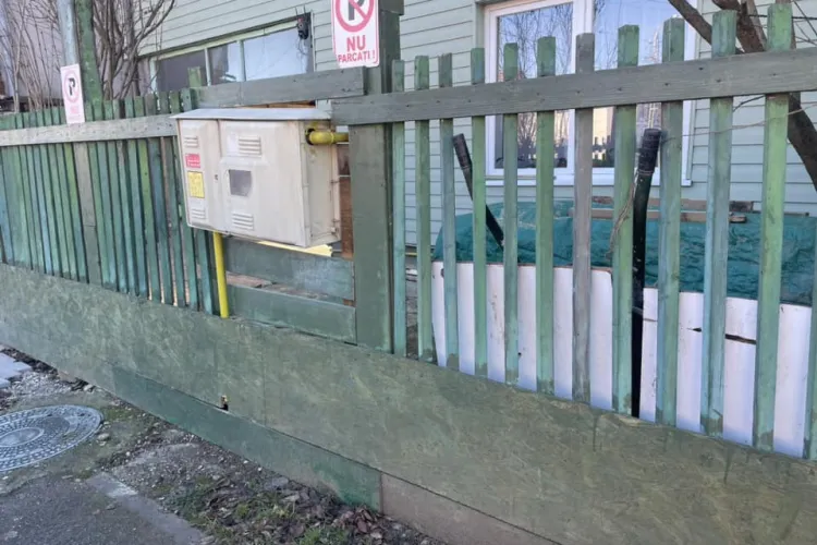 „Proprietatea voastră se termină la gard! Ați înțeles?”. Clujean revoltat de proprietarii care își pun pe gard marcaje de „parcare interzisă”