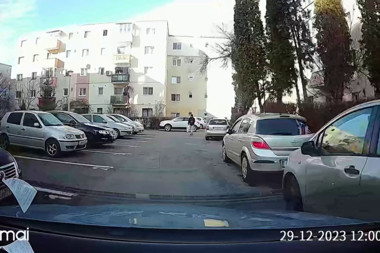 Circ între șoferi, după o filmare dintr-un cartier clujean: ”Tot Clujul este pietonal! Pietonii nu au nici o obligație numai șoferii?” - VIDEO