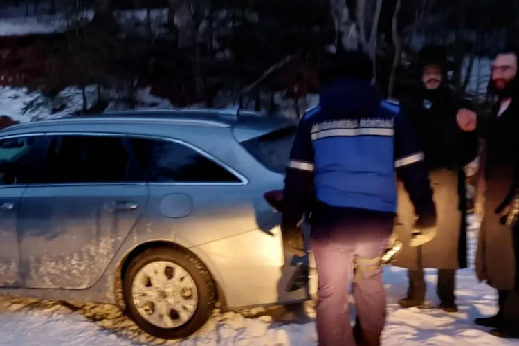 Au vrut să scurteze drumul spre Cluj, dar au rămas înzăpeziţi în Maramureş. Patru turiști, scoşi din nămeţi de jandarmii montani