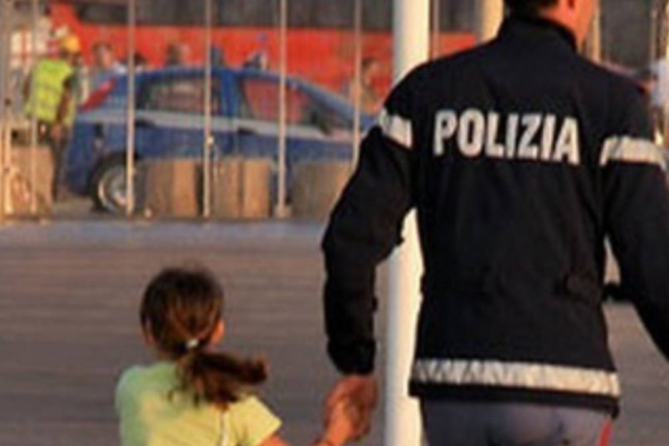 O fetiță româncă, în vârstă de 5 ani, a fost găsită rătăcind pe străzile unui orășel din Italia. Copila a fost dată afară din casă în noaptea de Revelion
