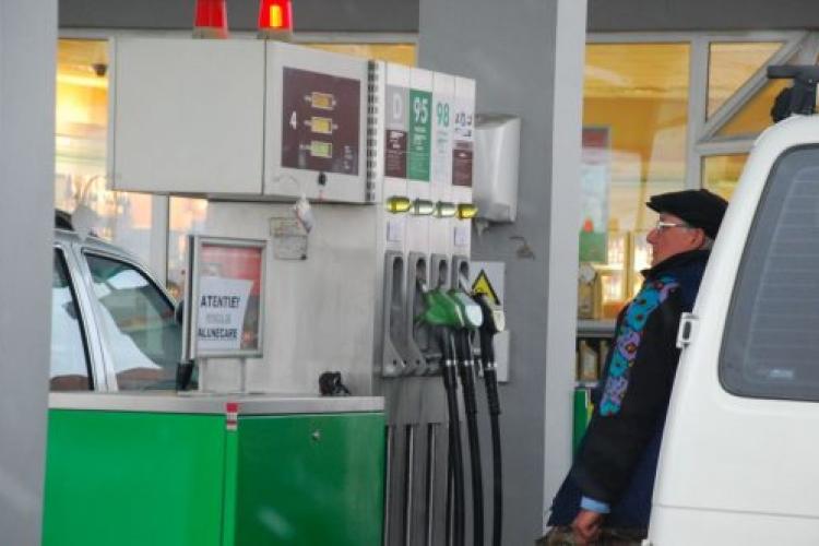 Ungurii alimentează mașinile în România, după ce în Ungaria se scumpesc benzina și motorina