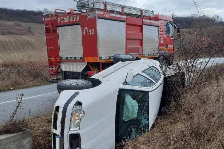 O mașină s-a răsturnat într-o comună din Cluj! Un bărbat a fost transportat la spital de paramedicii SMURD - FOTO