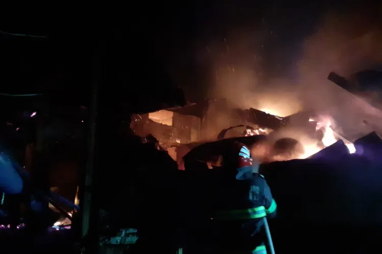 Incendiu de proporții la un atelier de prelucrare a lemnului din Sic - FOTO