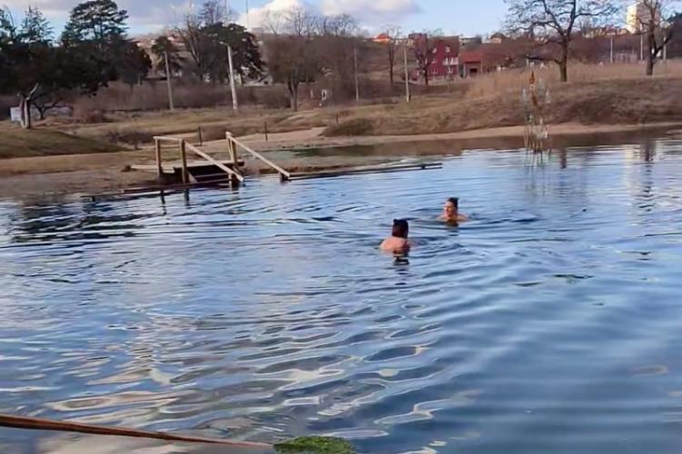 Două femei curajoase au făcut baie pe ger în ”băltoaca” din Băile Turda - VIDEO