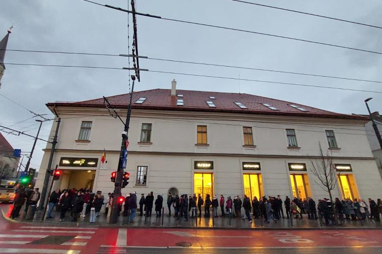 Clujul e unic! Această fotografie este dovada. Coada de la shaorma e bătută de coada la deschiderea Muzeului Farmaciei - FOTO