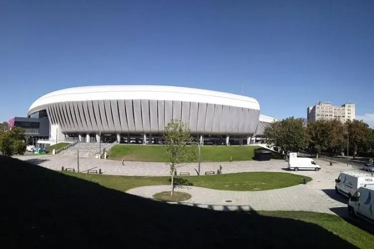 La Cluj Arena vor apărea 10 stații de încărcare pentru mașini electrice. Tișe se laudă: „Facem mai accesibilă infrastructura pentru mașini electrice”